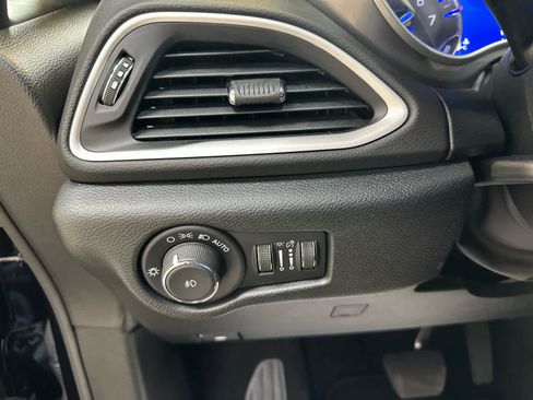 Used 2025 Chrysler Pacifica Select FWD image 22
