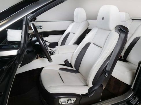 Used 2018 Rolls-Royce Dawn image 23