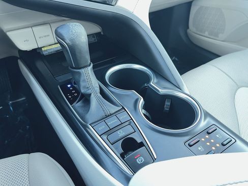 Used 2020 Toyota Camry XLE image 22