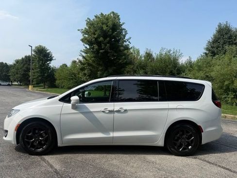 Used 2019 Chrysler Pacifica Touring-L w/ S Appearance Package FWD image 10