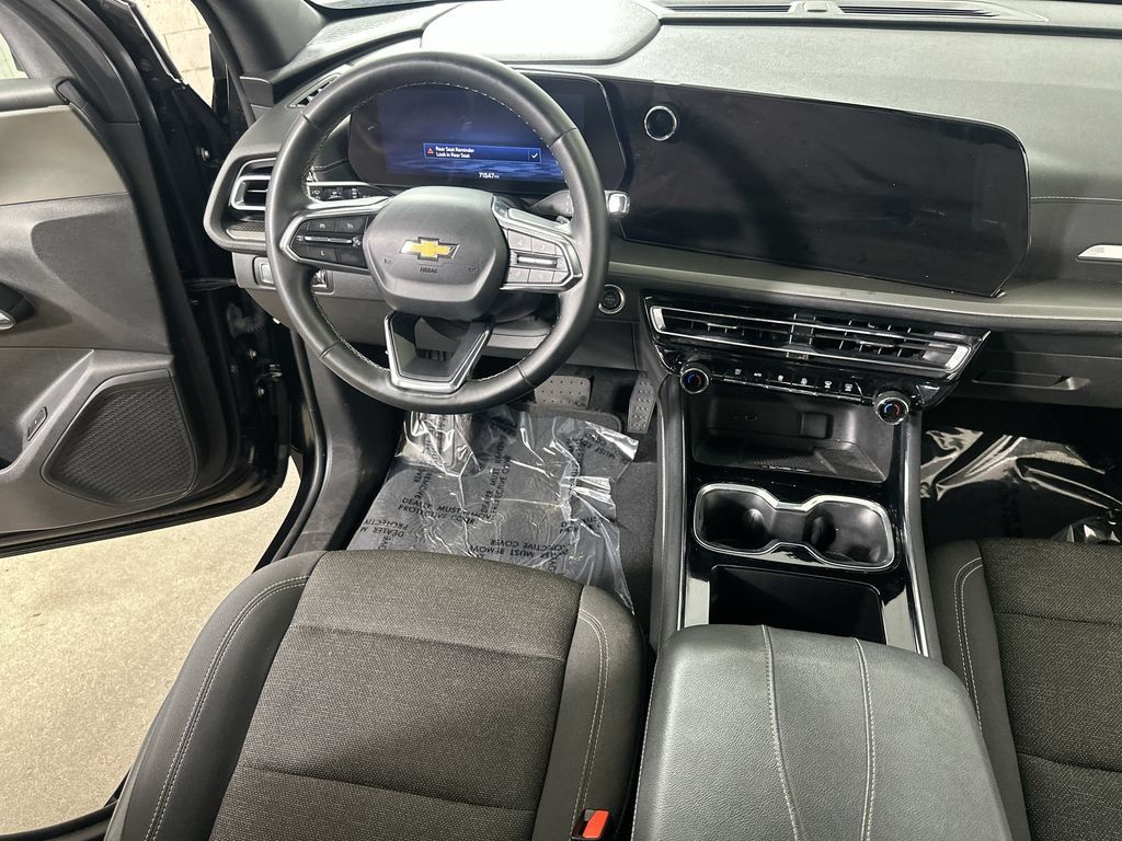 Used 2025 Chevrolet Traverse LT FWD image 18