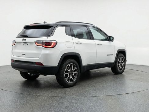 Used 2025 Jeep Compass Trailhawk image 9