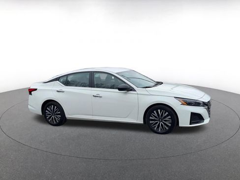 Used 2025 Nissan Altima 2.5 SV image 2