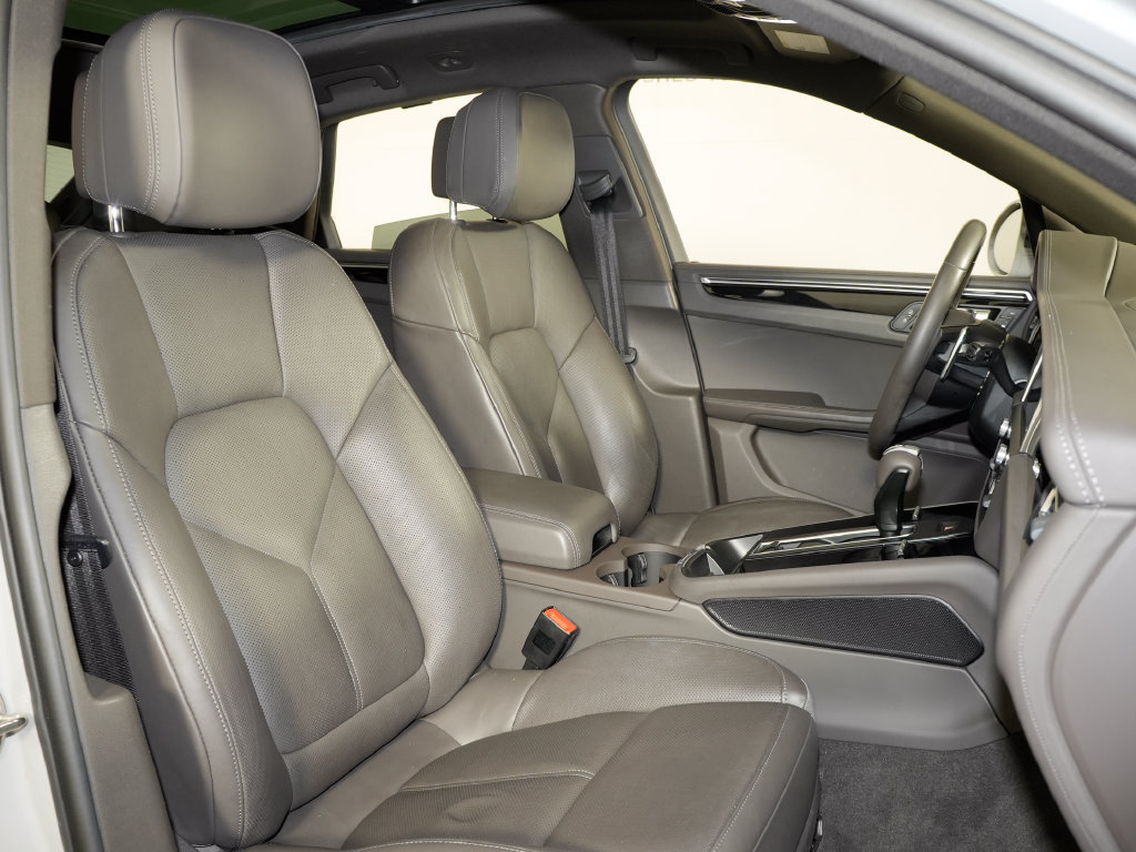 Certified 2023 Porsche Macan AWD/4WD image 42