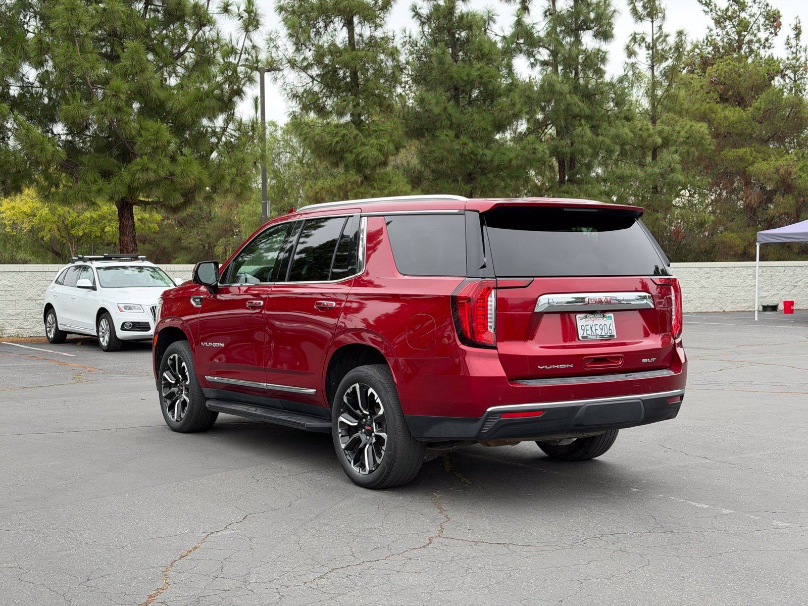 Used 2023 GMC Yukon SLT w/ SLT Premium Package AWD/4WD image 3
