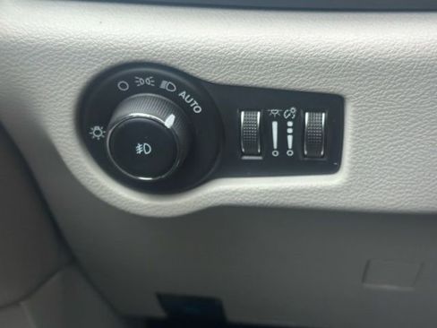 Used 2024 Chrysler Pacifica Touring-L image 18