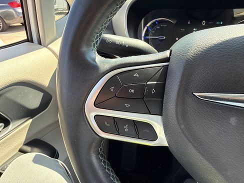 Used 2018 Chrysler Pacifica Touring-L FWD image 19