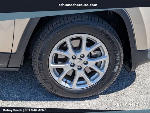 Used 2015 Jeep Cherokee Latitude AWD/4WD image 9