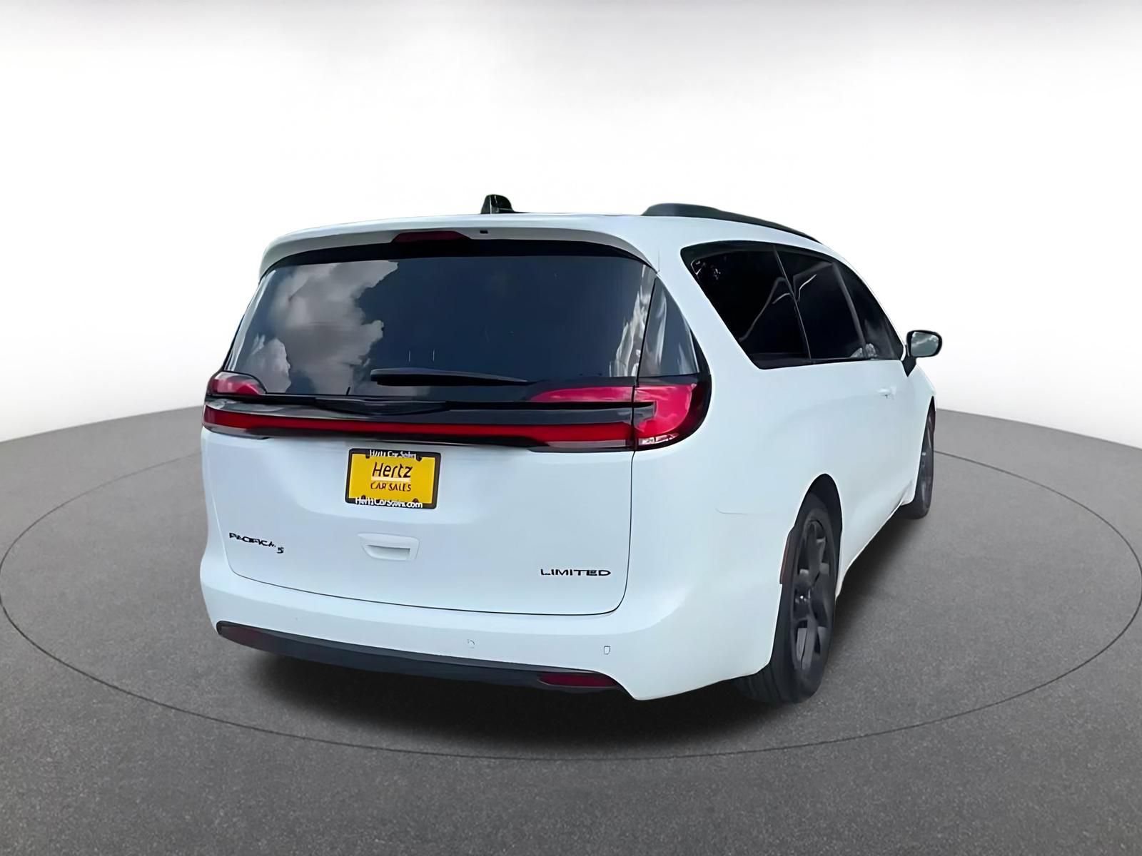 Used 2025 Chrysler Pacifica Limited FWD image 14