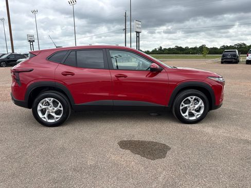 New 2026 Chevrolet Trax LS w/ LS Convenience Package FWD image 7