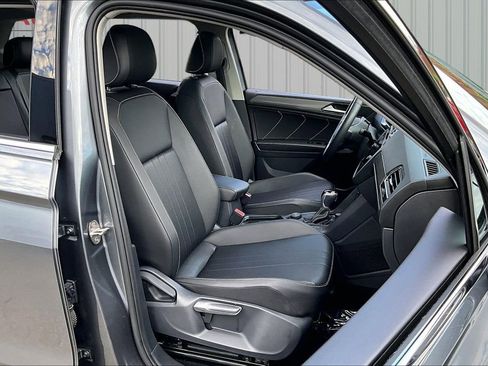 Used 2023 Volkswagen Tiguan SE w/ Panoramic Sunroof Package AWD/4WD image 29