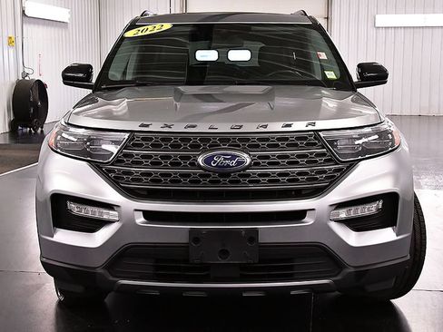 Used 2022 Ford Explorer XLT w/ Equipment Group 202A AWD/4WD image 2