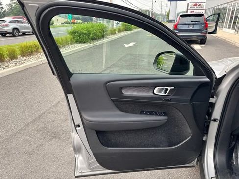 Certified 2025 Volvo XC40 B5 Plus AWD/4WD image 19