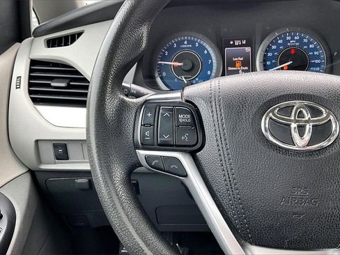 Used 2020 Toyota Sienna LE image 18