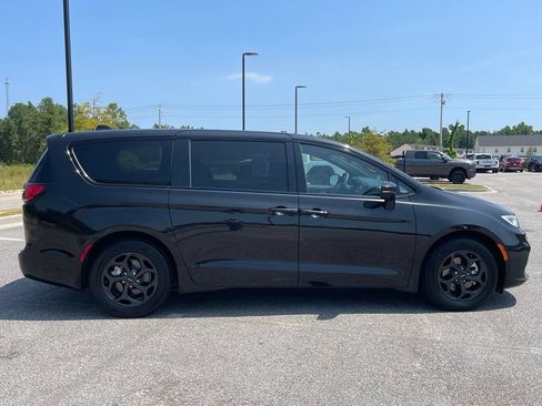 Used 2022 Chrysler Pacifica Limited w/ Uconnect Theater Family Group FWD image 22