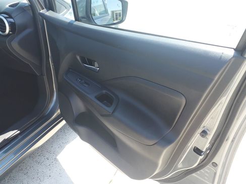 Used 2023 Nissan Versa SV FWD image 8