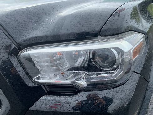 Used 2019 Toyota Tacoma TRD Off-Road w/ Four Season Floor Mat Package AWD/4WD image 8