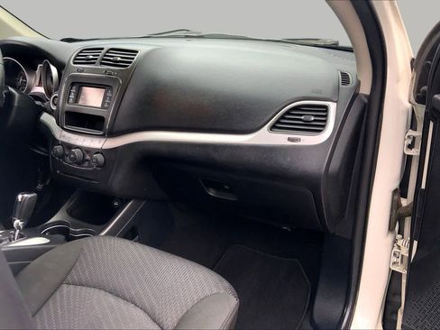 Used 2019 Dodge Journey SE w/ Connectivity Group FWD image 19