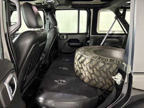 Used 2021 Jeep Wrangler Unlimited Rubicon w/ Xtreme Recon 35" Tire Package AWD/4WD image 25