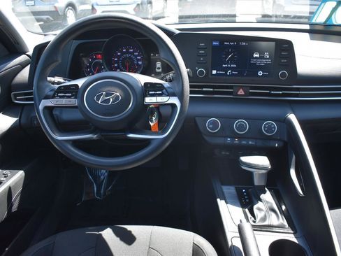 Used 2021 Hyundai Elantra SE image 18