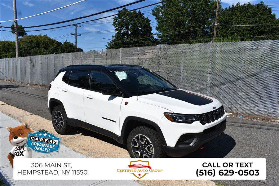 Used 2025 Jeep Compass Trailhawk AWD/4WD image 4