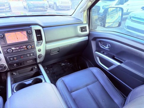 Used 2019 Nissan Titan PRO-4X w/ Pro-4x Convenience Package AWD/4WD image 14