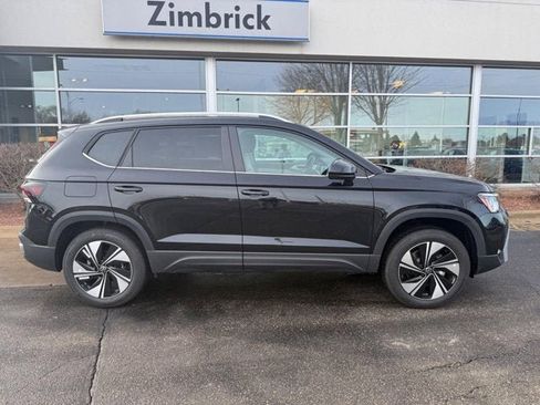New 2026 Volkswagen Taos SE AWD/4WD image 2