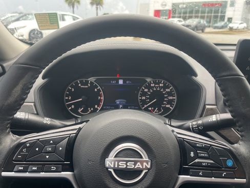 Used 2023 Nissan Altima 2.5 SV w/ SV Premium Package image 12