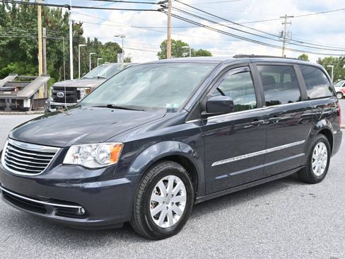 Used 2014 Chrysler Town & Country Touring FWD image 7