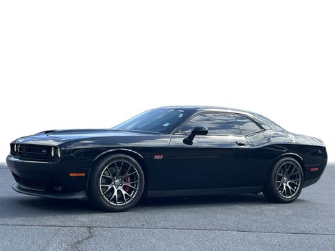 Used 2016 Dodge Challenger SRT w/ Technology Group image 17