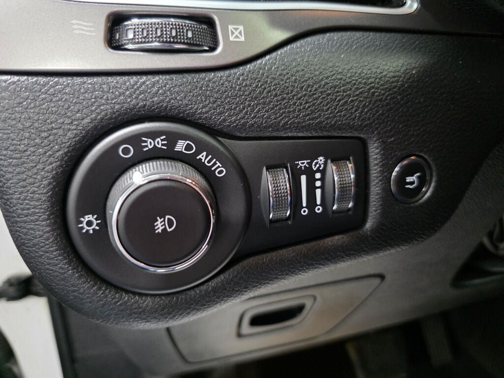 Used 2019 Jeep Cherokee Limited w/ Luxury Group AWD/4WD image 17