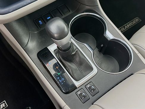 Used 2019 Toyota Highlander XLE FWD image 24