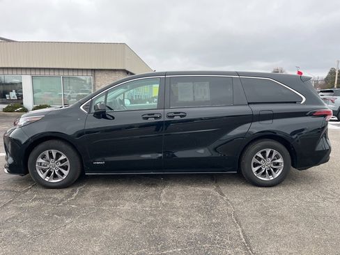 Used 2021 Toyota Sienna LE image 2