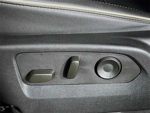 Used 2024 GMC Yukon XL SLT image 11