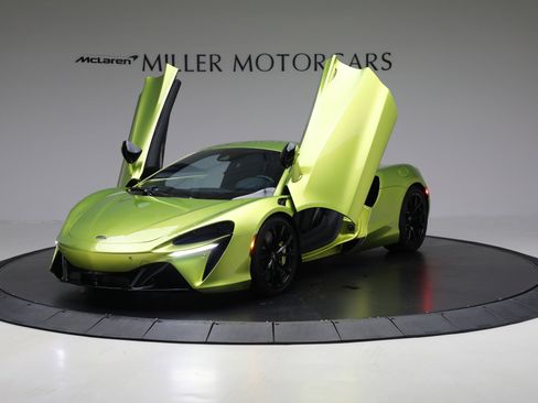 Used 2024 McLaren Artura image 14