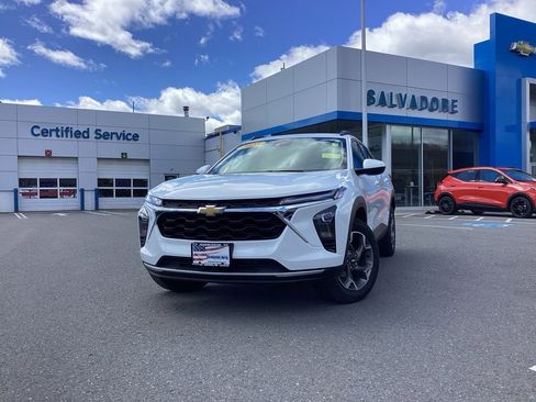 Certified 2025 Chevrolet Trax LT FWD image 1