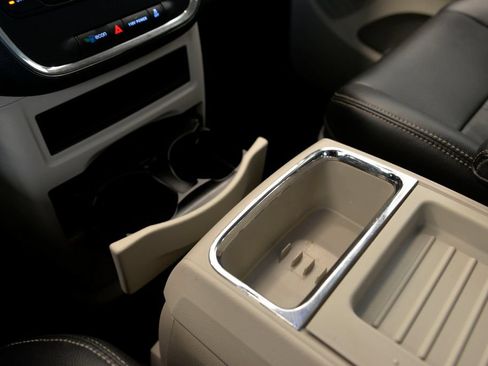 Used 2015 Chrysler Town & Country Touring FWD image 26