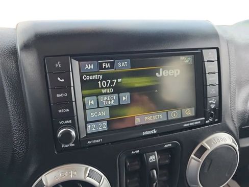 Used 2015 Jeep Wrangler Unlimited Rubicon image 22