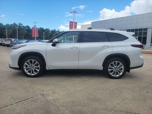 Certified 2026 Toyota Highlander Limited AWD/4WD image 2