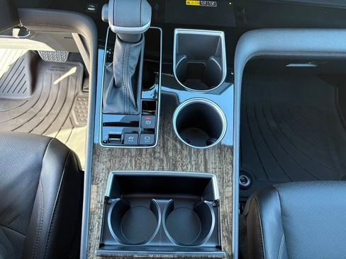 Used 2025 Toyota Sienna Platinum image 19