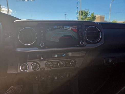 Used 2022 Toyota Tacoma TRD Sport w/ Technology Package image 18