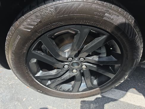 Used 2017 Land Rover Discovery HSE AWD/4WD image 8