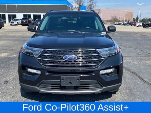 Used 2023 Ford Explorer XLT AWD/4WD image 2