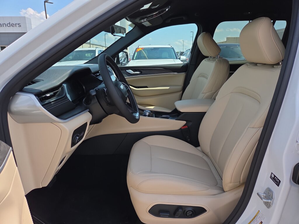 New 2026 Jeep Grand Cherokee Limited RWD image 6