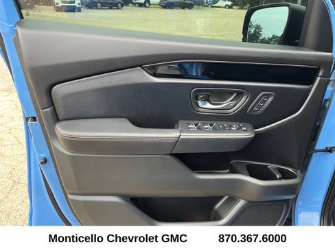 Used 2025 Honda Pilot TrailSport image 9