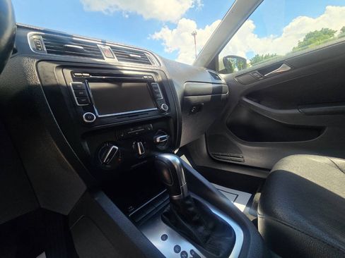 Used 2011 Volkswagen Jetta SE FWD image 21