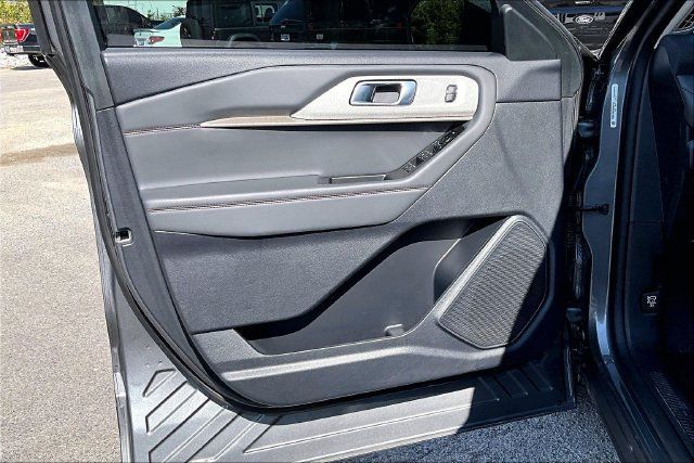 Used 2025 Ford Explorer Active RWD image 17