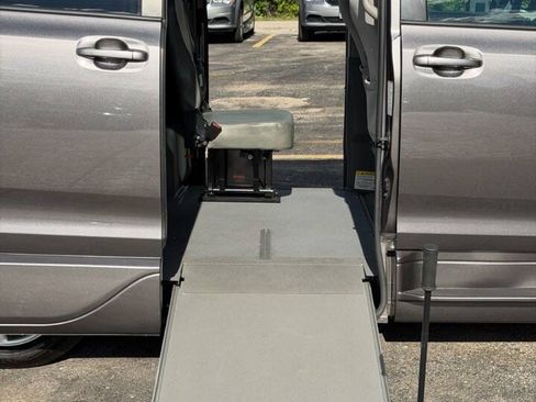 Used 2018 Toyota Sienna LE FWD image 12