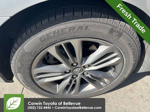 Used 2016 Toyota Camry SE image 3