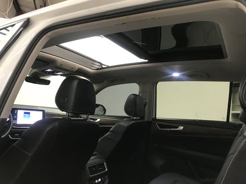 Used 2024 Volkswagen Atlas SE AWD/4WD image 12